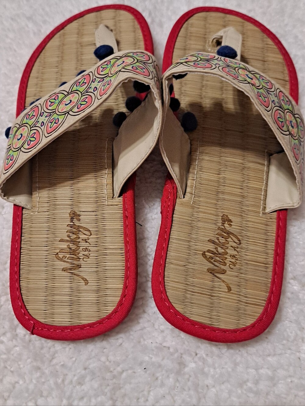 Nikky Handcrafted Floral Embroidered Beige Thong Sandals with Red Trim Sz 8 - Picture 2 of 4